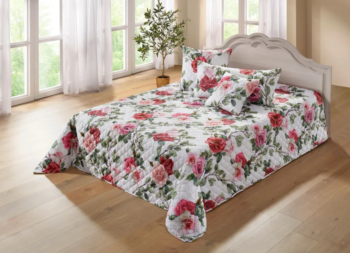 Tagesdecke und Kissenbezüge mit Rosen- Motiven