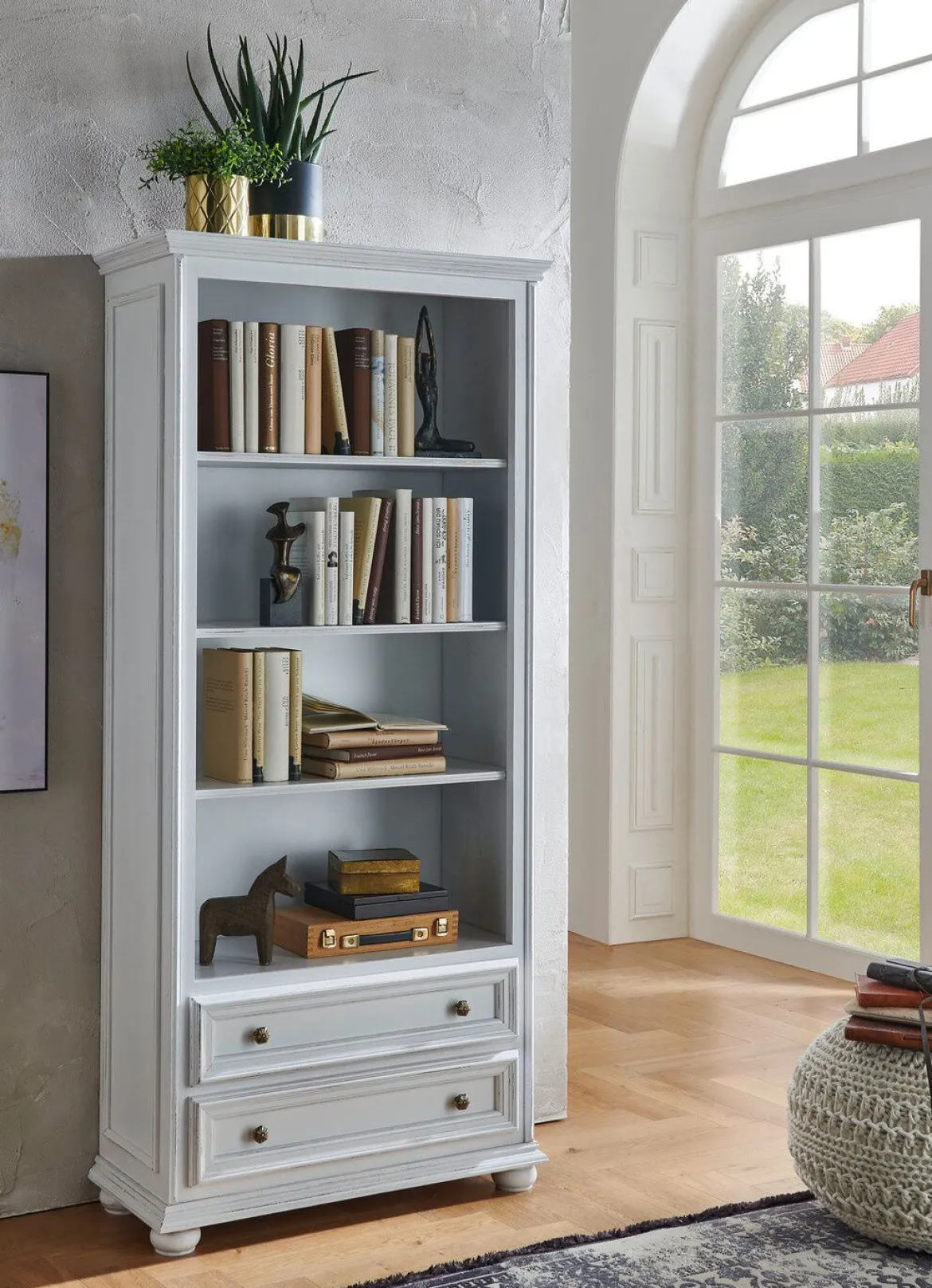Teilmassiver Bücherschrank im Used-Look