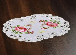 Tisch- und Raumdekoration mit Rosen-Motiven