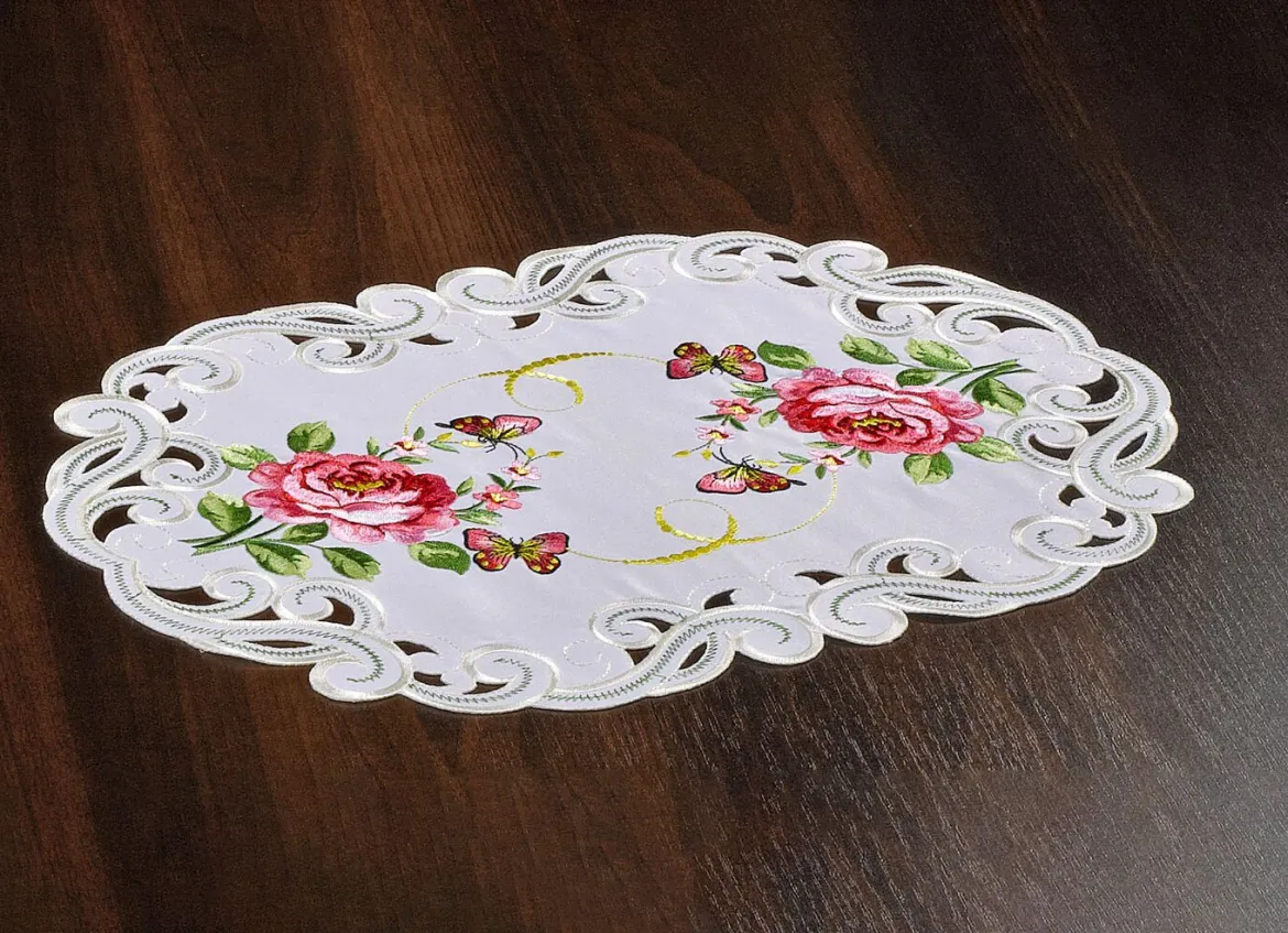 Tisch- und Raumdekoration mit Rosen-Motiven