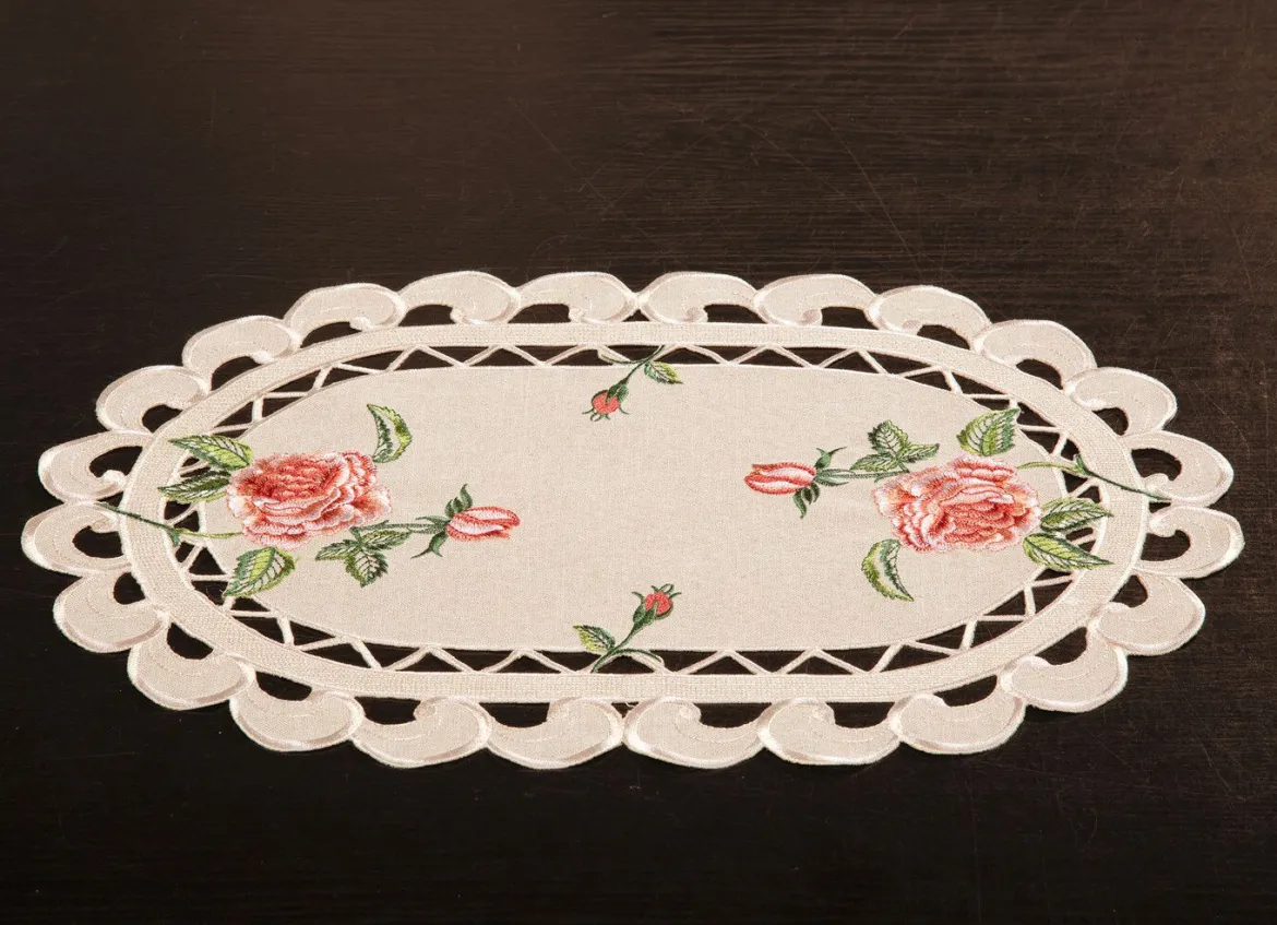 Tisch- und Raumdekoration mit Rosendessin