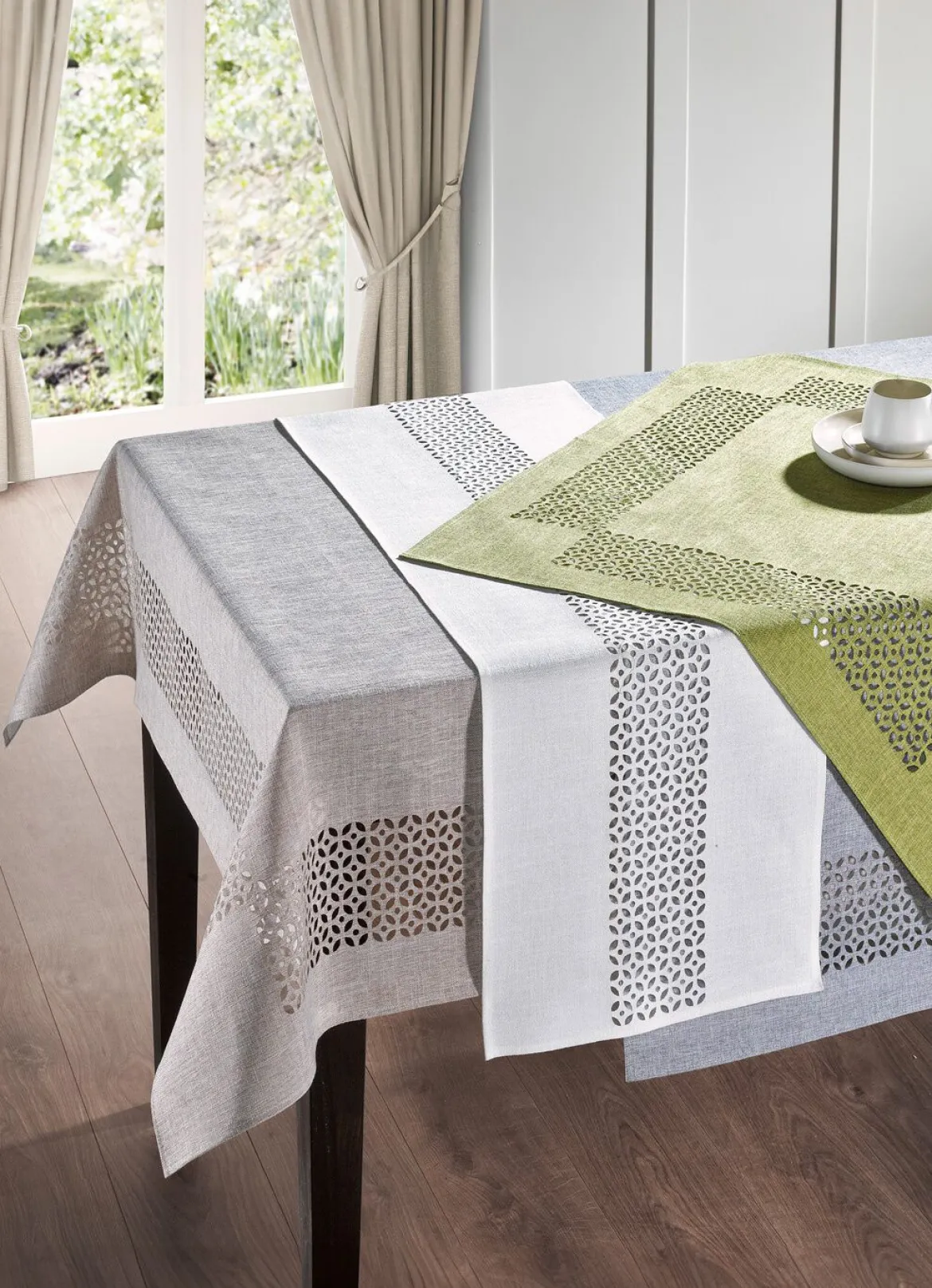 Tischdecke mit dekorativer Lochstanzung