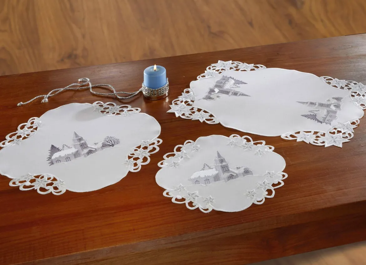 Tischdecke mit romantischem Winterdorf-Dessin