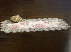 Tischdecke von Schäfer mit feinster Macramé-Spitze