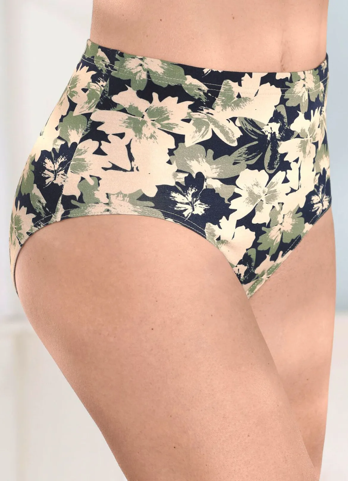 Viererpack Slips mit hübschem Floraldessin