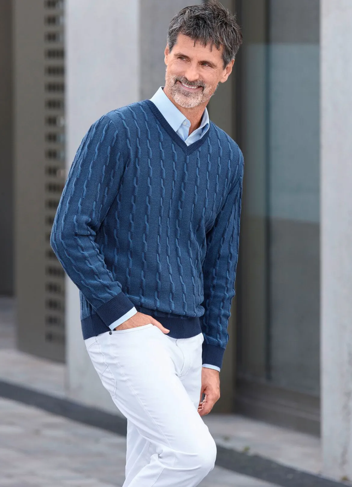 V-Pullover mit markantem Halsausschnitt in 3 Farben