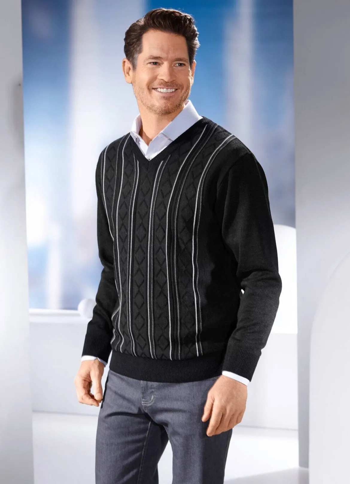 V-Pullover mit Strukturdessin in 3 Farben