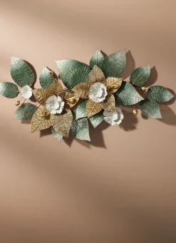 Wanddekoration mit Blüten- und Blättermotiv