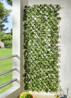 Wandgitter aus Blätter und Blüten