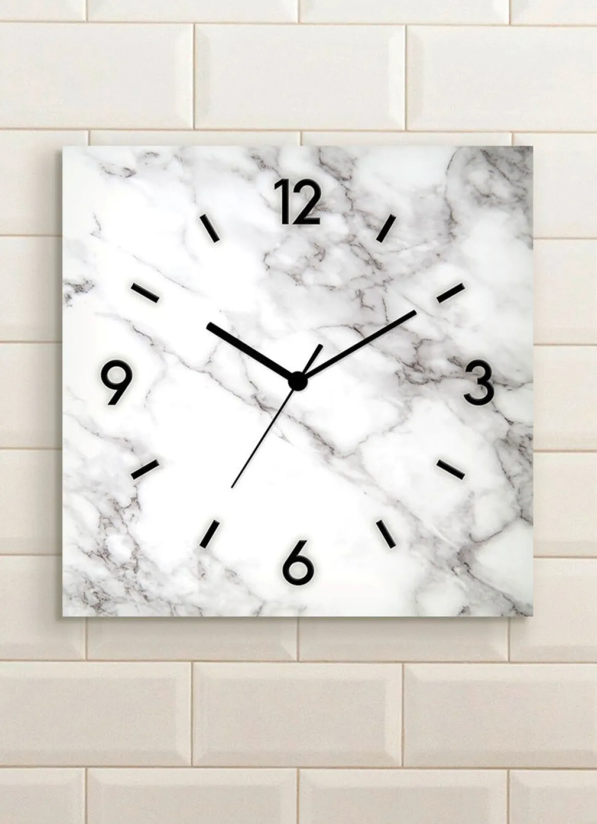 Wanduhr in Marmor-Optik