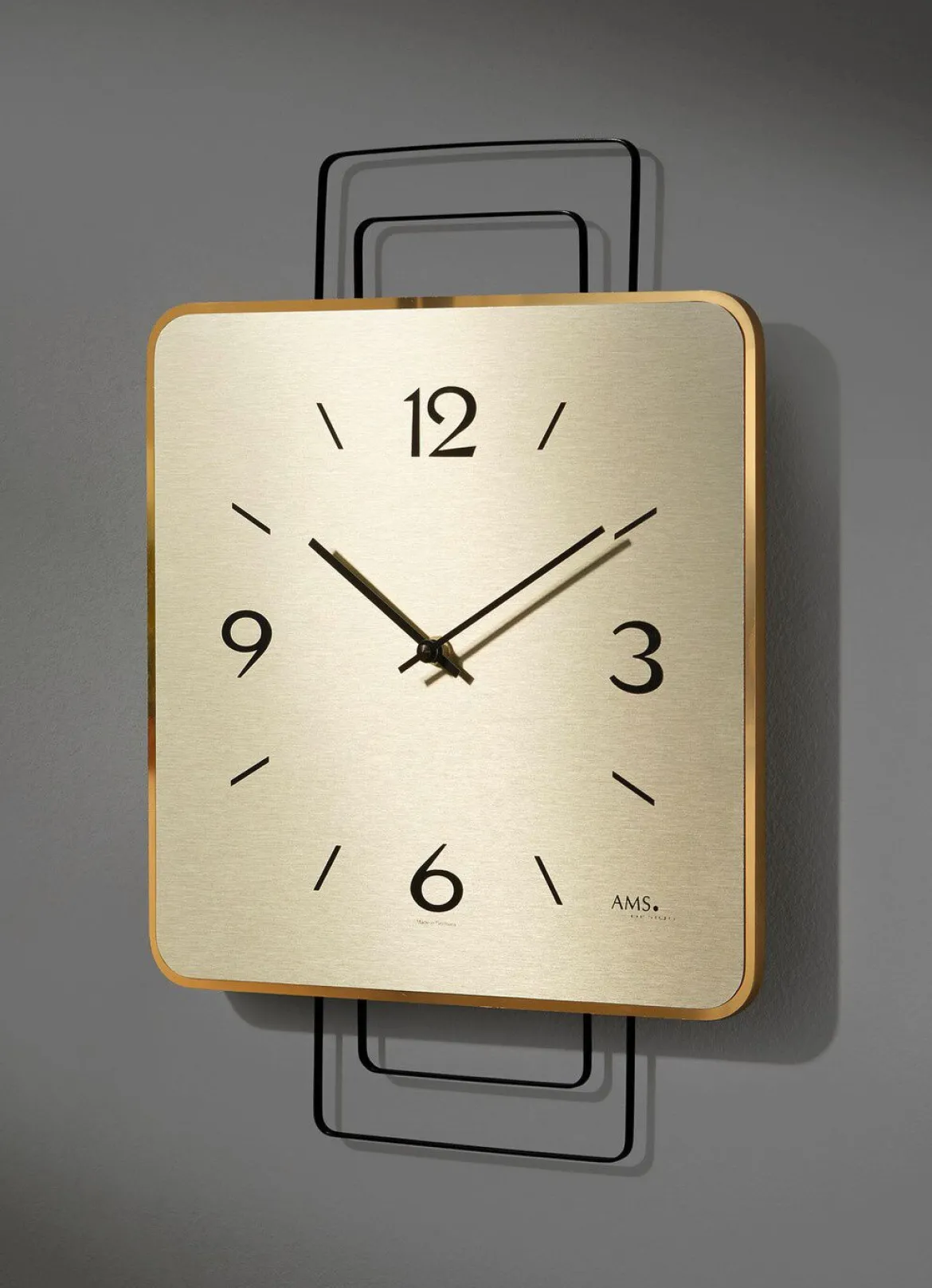 Wanduhr mit Holzgehäuse aus dem Hause AMS