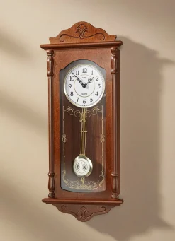 Wanduhr mit Regulatorgehäuse aus Holz