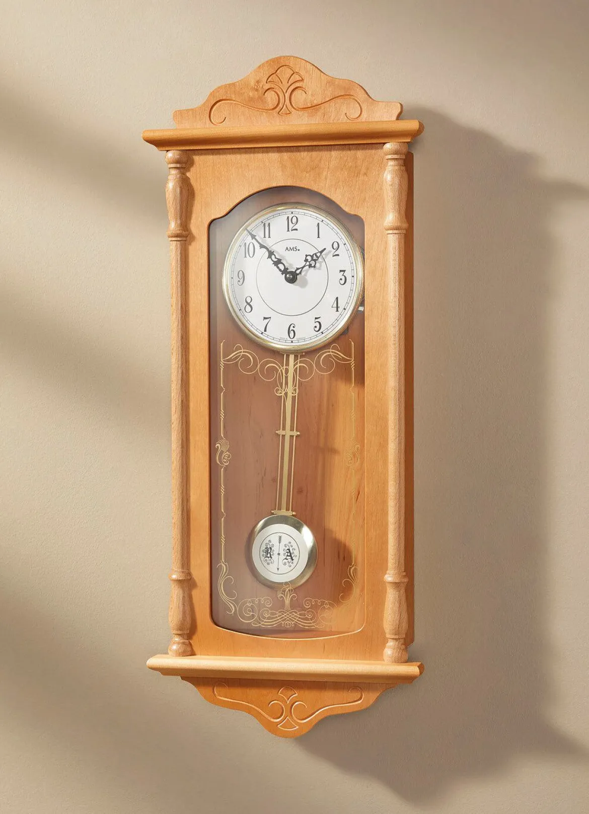 Wanduhr mit Regulatorgehäuse aus Holz