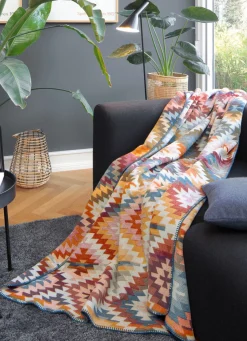 Wohndecke mit hübschem Häkelsaum