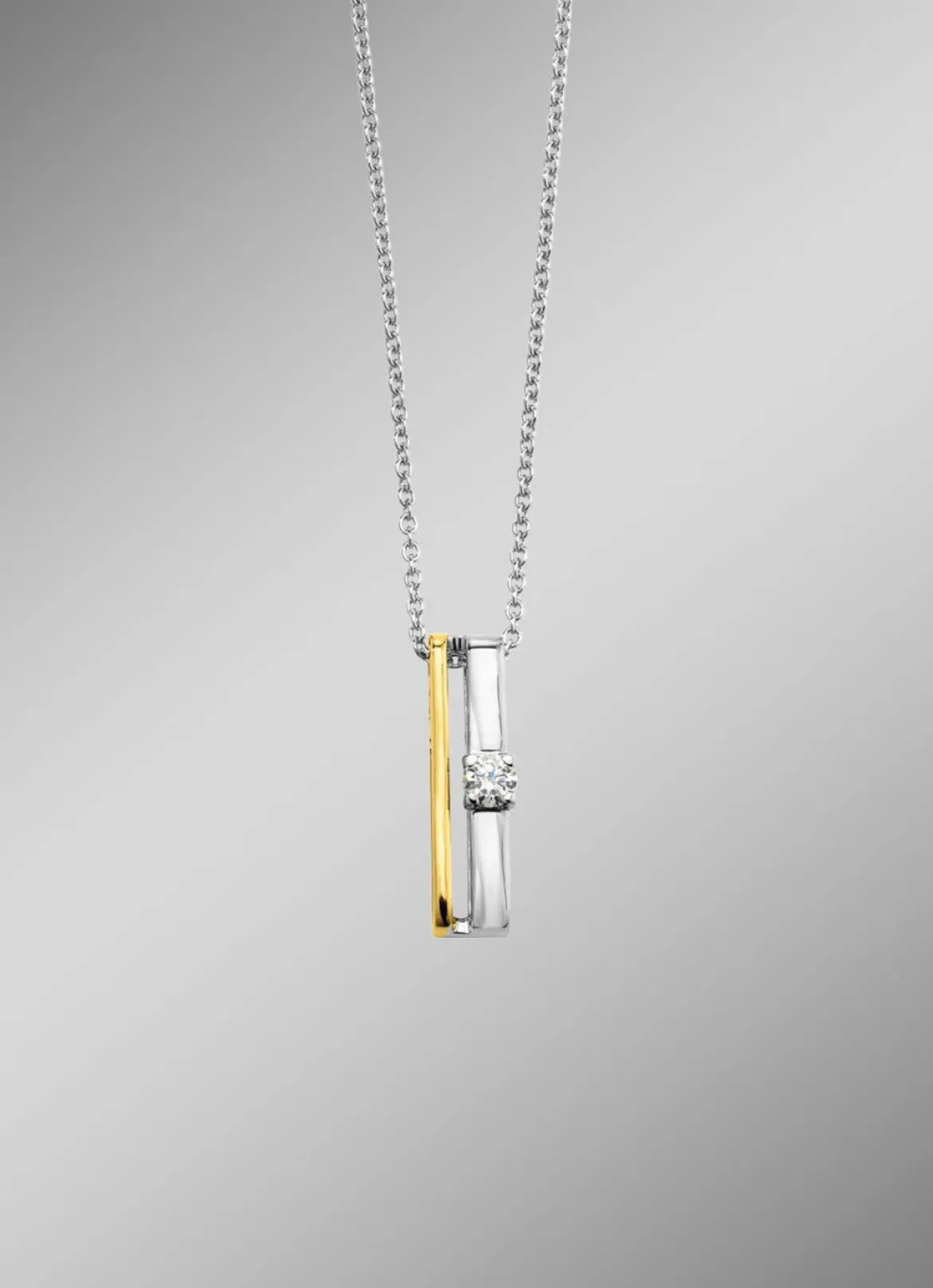 Zeitlose Eleganz: Anhänger mit Brillant und Ankerkette